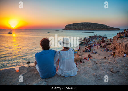 Coucher du soleil dans la plage de Cala Comte. Sant Josep de sa Talaia. L'île d'Ibiza. Iles Baléares. Îles. Espagne Banque D'Images