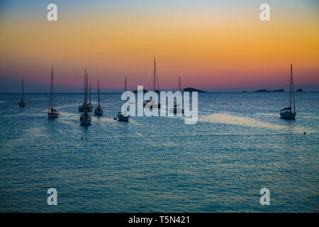 Coucher du soleil dans la plage de Cala Comte. Sant Josep de sa Talaia. L'île d'Ibiza. Iles Baléares. Îles. Espagne Banque D'Images