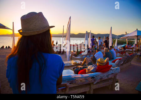 Restaurant Cap des Falco. Es Codolar Beach. Parc Naturel de Ses Salines. Les jeunes pour le coucher du soleil. Ibiza. Îles Baléares. Espagne Banque D'Images