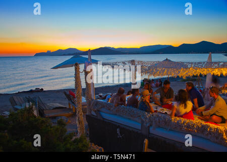 Restaurant Cap des Falco. Es Codolar Beach. Parc Naturel de Ses Salines. Les jeunes pour le coucher du soleil. Ibiza. Îles Baléares. Espagne Banque D'Images