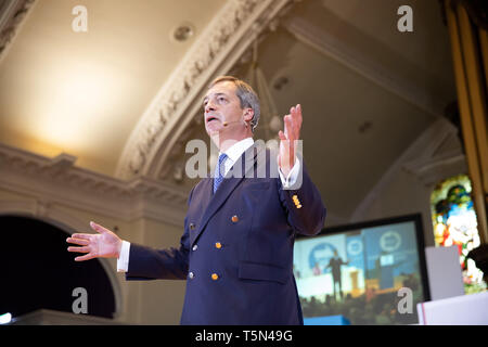 Nigel Farage s'exprimant lors de la partie Brexit manifestation tenue à l'Albert Hall Conference Centre, Nottingham. Banque D'Images