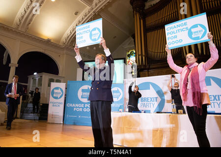 Brexit Partie manifestation tenue à l'Albert Hall Conference Centre, Nottingham. Nigel Farage rejoint par Annunziata Rees-Mogg, Richard. Banque D'Images