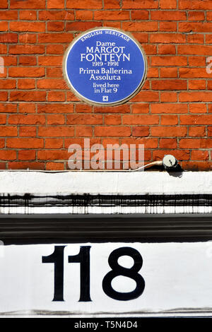 Londres, Angleterre, Royaume-Uni. Blue Plaque commémorative : DAME Margot Fonteyn 1919-1991 prima ballerina assoluta vécu ici dans Télévision 9. 118 Long Acre, Covent G.. Banque D'Images