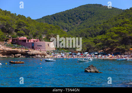 La plage de Cala Salada. Santa Agnés de Corona. Ibiza. Îles Baléares. L'Espagne. Banque D'Images