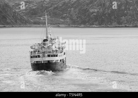 Photo en noir et blanc du navire historique Hurtigruten, MS Lofoten, naviguant vers le nord, au-dessus du cercle polaire arctique norvégien, Norvège. Banque D'Images