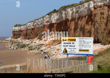 Panneau d'avertissement de Cliff falls à Hunstanton cliffs Norfolk UK Banque D'Images