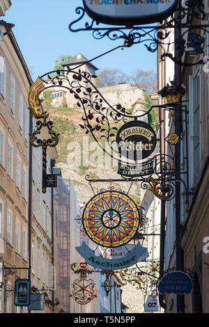 Getreidegasse Salzbourg, vue d'enseignes dans la Getreidegasse, la plus longue et la rue la plus animée de la vieille ville de Salzbourg, Autriche. Banque D'Images