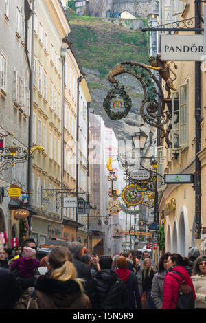 Getreidegasse Salzbourg, vue de la Getreidegasse, la plus longue et la rue la plus animée de la vieille ville de Salzbourg, Autriche. Banque D'Images