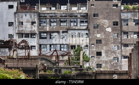 L'île de Hashima, abandonné au large de Nagasaki, Japon, rendu célèbre dans le film de James Bond 'Skyfall'. C'est l'ancien bâtiment de l'école. Banque D'Images