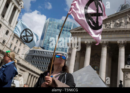 Des activistes protestent en banque dans la ville de Londres sur la 11e et dernière journée de manifestations, de blocages de routes et d'arrestations à travers Londres par la campagne sur le changement climatique l'extinction de la rébellion, le 25 avril 2019, à Londres, en Angleterre. Banque D'Images