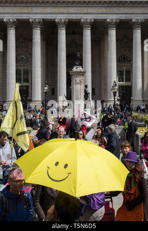 Des activistes protestent en banque dans la ville de Londres sur la 11e et dernière journée de manifestations, de blocages de routes et d'arrestations à travers Londres par la campagne sur le changement climatique l'extinction de la rébellion, le 25 avril 2019, à Londres, en Angleterre. Banque D'Images