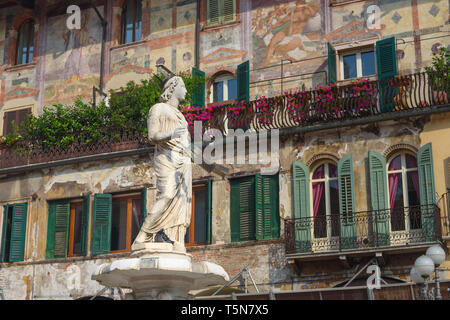 Fontaine de Madonna Verona Piazza delle Erbe de Vérone. Italie Banque D'Images