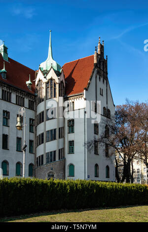 Berlin, le Tribunal de District de Gesundbrunnen, Mariage sur la Bahnhofstraße square. Bâtiment classé de style néo-gothique construite en 1901-1906. Banque D'Images