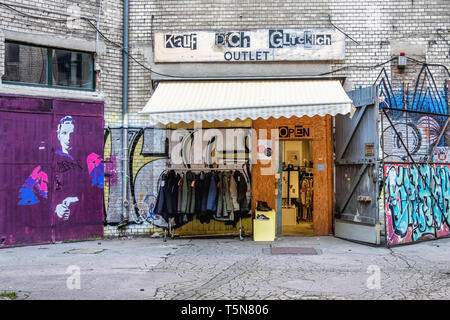 Mariage, Berlin. kauf dich glücklich clothes shop & fashion outlet dans la cour intérieure de l'ancien bâtiment industriel délabré à Gerichtstrasse 23. Banque D'Images