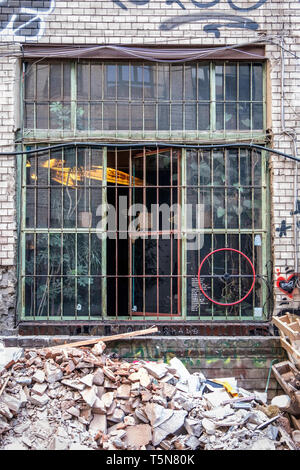 Mariage, Berlin. Cour intérieure de l'ancien bâtiment industriel délabré à côté de Panke rivière à Gerichtstrasse 23. L'utilisation résidentielle et d'affaires. Banque D'Images