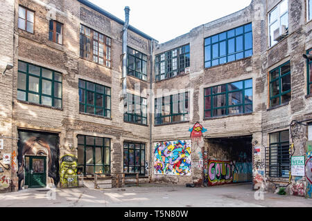 Mariage, Berlin. Cour intérieure de l'ancien bâtiment industriel délabré à côté de Panke rivière à Gerichtstrasse 23. L'utilisation résidentielle et d'affaires. Banque D'Images