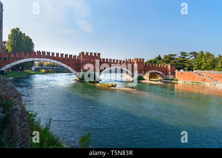 Vue sur Ponte di Castelvecchio ou Castel Vecchio Pont sur rivière Adige à Vérone. Italie Banque D'Images