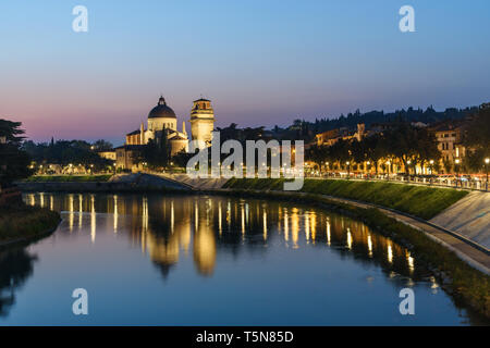 Vue du Ponte Pietra sur l'Adige et de ville la nuit à Vérone. Italie Banque D'Images