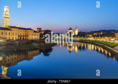 Vue du Ponte Pietra sur l'Adige et de ville la nuit à Vérone. Italie Banque D'Images