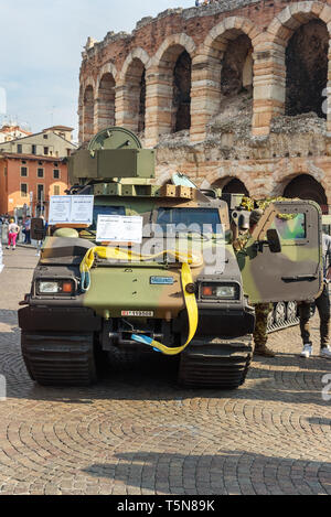 Vérone, Italie - 20 octobre 2018 : Bandvagn 206 est suivi articulé, transporteur tout-terrain développé par Hagglunds militaire ouvert à l'exposition sur Piazz Banque D'Images