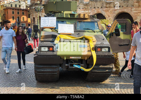 Vérone, Italie - 20 octobre 2018 : Bandvagn 206 est suivi articulé, transporteur tout-terrain développé par Hagglunds militaire ouvert à l'exposition sur Piazz Banque D'Images