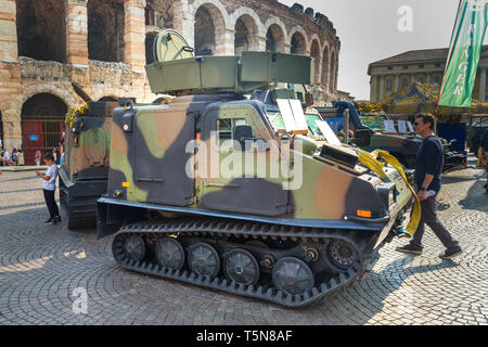 Vérone, Italie - 20 octobre 2018 : Bandvagn 206 est suivi articulé, transporteur tout-terrain développé par Hagglunds militaire ouvert à l'exposition sur Piazz Banque D'Images