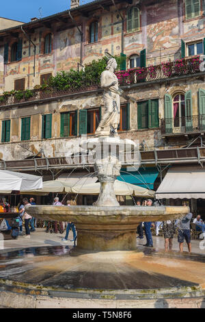 Vérone, Italie - 20 octobre 2018 : Fontaine de Madonna Verona Piazza delle Erbe Banque D'Images