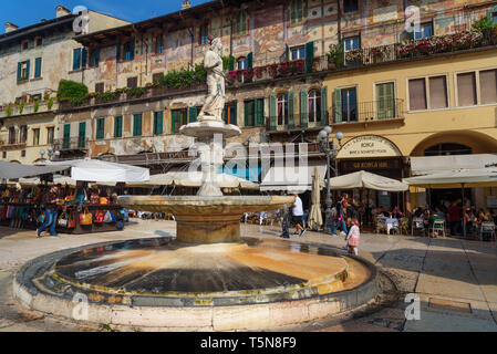 Vérone, Italie - 20 octobre 2018 : Fontaine de Madonna Verona Piazza delle Erbe Banque D'Images