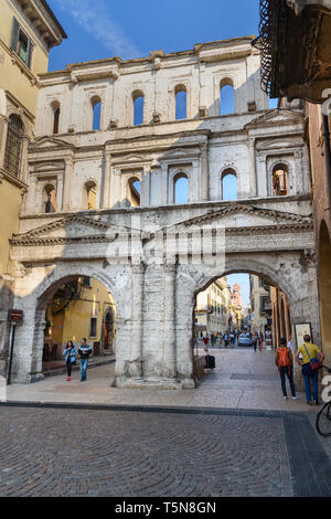 Vérone, Italie - 20 octobre 2018 : Porta Borsari est ancienne porte romaine à Vérone. Italie Banque D'Images