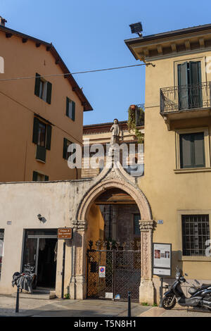 Vérone, Italie - 20 octobre 2018 : La porte de l'église de Santo Lorenzo Banque D'Images