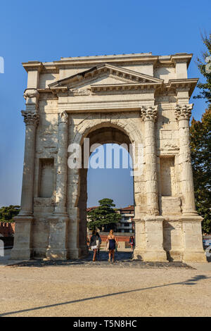 Vérone, Italie - 20 octobre 2018 : Arco dei Gavi est de triomphe de la Rome antique Banque D'Images