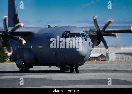 Montréal, Canada, Avril 22, 2019 Les Forces armées canadiennes.avion de transport Hercules sur la piste.Québec,Canada.Credit:Mario Beauregard/Alamy Live News Banque D'Images