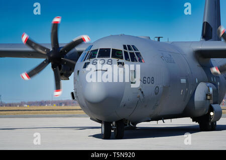 Montréal, Canada, Avril 22, 2019 Les Forces armées canadiennes.avion de transport Hercules sur la piste.Québec,Canada.Credit:Mario Beauregard/Alamy Live News Banque D'Images