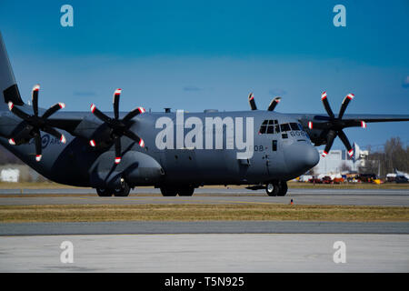 Montréal, Canada, Avril 22, 2019 Les Forces armées canadiennes.avion de transport Hercules sur la piste.Québec,Canada.Credit:Mario Beauregard/Alamy Live News Banque D'Images