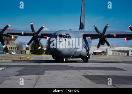 Montréal, Canada, Avril 22, 2019 Les Forces armées canadiennes.avion de transport Hercules sur la piste.Québec,Canada.Credit:Mario Beauregard/Alamy Live News Banque D'Images