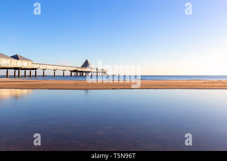 La célèbre Seebruecke Heringsdorf, est une jetée sur l'île Usedom. Avec ses 508 mètres, c'est la plus longue jetée en Allemagne. Banque D'Images
