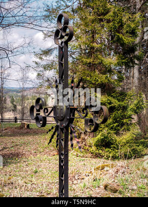 Détails des crucifix en laiton traverse dans le vieux cimetière oublié de Beniowa village de Bieszczady, Pologne, près de la frontière avec l'Ukraine. Banque D'Images