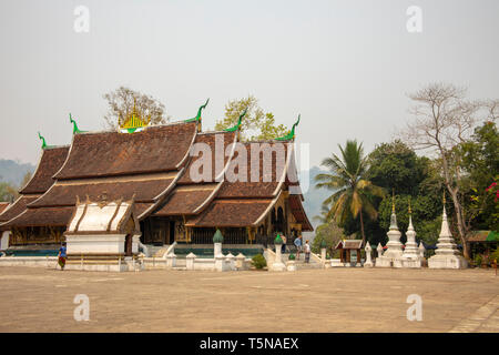 Luang Prabang, Laos - Mars 23, 2019 : les touristes en dehors de Wat Xieng Thong temple de Luang Prabang, Laos. Banque D'Images