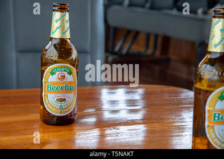 Luang Prabang, Laos - Mars 23, 2019 : bouteille de bière locale Beerlao sur table en bois avec copie espace. Banque D'Images