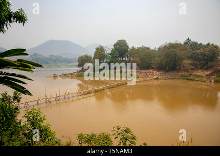 Luang Prabang, Laos - Mars 23, 2019 : les touristes marchant sur le bambou pont sur la rivière Nam Khan à Luang Prabang, Laos. Banque D'Images