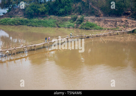 Luang Prabang, Laos - Mars 23, 2019 : les touristes marchant sur le bambou pont sur la rivière Nam Khan à Luang Prabang, Laos. Banque D'Images