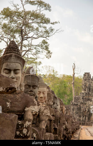 Close up de visages d'anges sur le pont de la Porte Sud d'Angkor Thom, au Cambodge. Banque D'Images