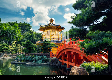 Vue avant le pavillon d'or temple avec pont rouge à Nan Lian garden, Hong Kong. L'Asie. Banque D'Images