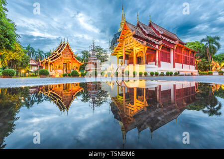 Wat Phra Singh de Chiang Mai, Thaïlande au crépuscule. Banque D'Images
