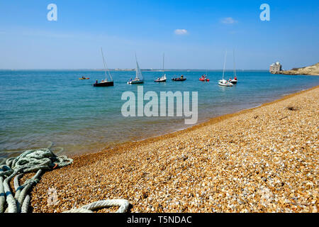 Les petits bateaux à voile ancré juste à côté de la plage à Colwell Bay dans un beau temps ensoleillé, île de Wight, au Royaume-Uni. Banque D'Images