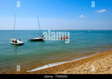 Les petits bateaux à voile ancré juste à côté de la plage à Colwell Bay dans un beau temps ensoleillé, île de Wight, au Royaume-Uni. Banque D'Images