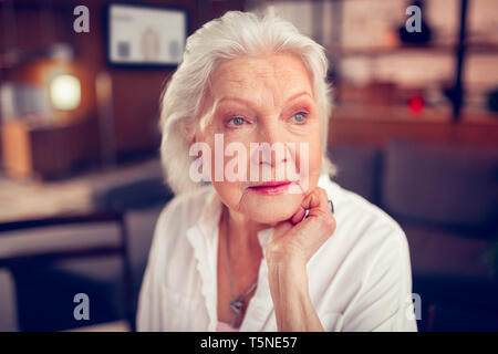 Belle Dame aux yeux bleus de se sentir excité et heureux Banque D'Images