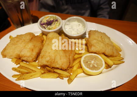 Poisson-frites avec la sauce tartare, la salade de chou et de citron on white plate Banque D'Images