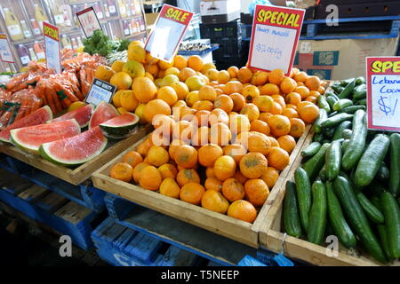 Les fruits et légumes frais, les oranges, la pastèque, le concombre et les carottes vendu au marché Queen Victoria Victoria Melbourne Australie Banque D'Images