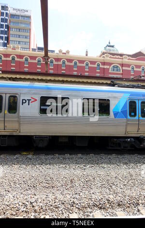 Metro Train à la gare de Flinders Street, Melbourne, Victoria, Australie Banque D'Images